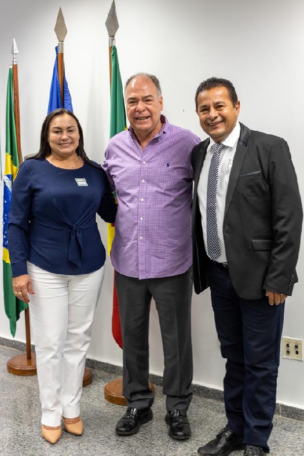 A Prefeita do Município de Cedro/PE, Marly Quental, esteve hoje com o Senador da República Fernando Bezerra, em Brasília